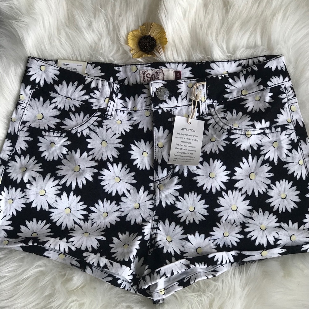 New With Tags! High Rise Daisy Shorts Size 11